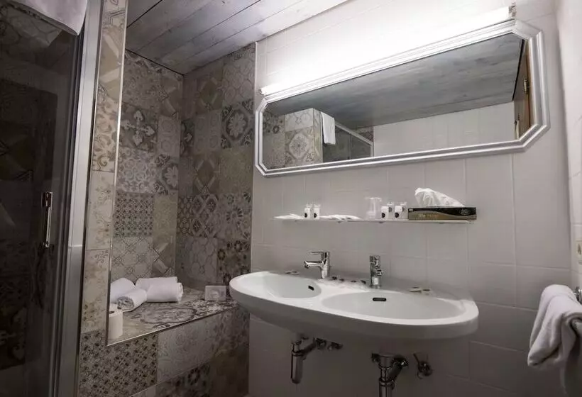 اتاق استاندارد سه نفره, Family Hotel Schloss Rosenegg
