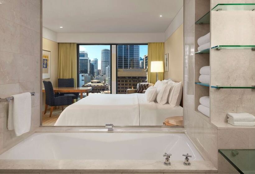 Номер Deluxe, The Fullerton Hotel Sydney