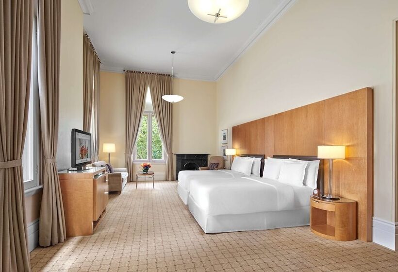 Номер Deluxe, The Fullerton Hotel Sydney