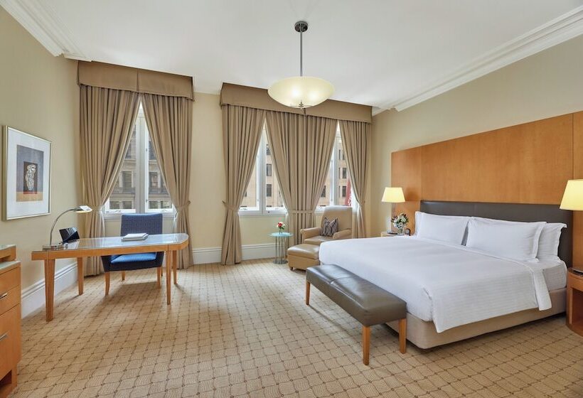 Номер Deluxe, The Fullerton Hotel Sydney