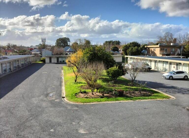 חדר משפחתי, Wangaratta Motor Inn