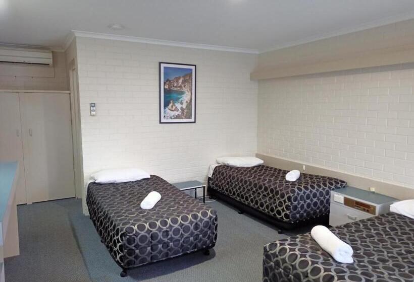 חדר סטנדרט לשלושה, Wangaratta Motor Inn
