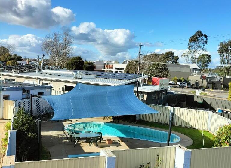 חדר סטנדרט לשלושה, Wangaratta Motor Inn