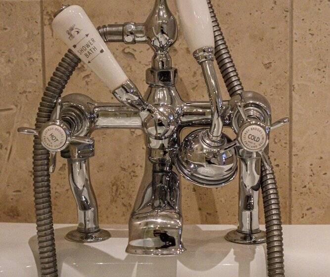 جناح جونيور, Alexander House Hotel & Utopia Spa