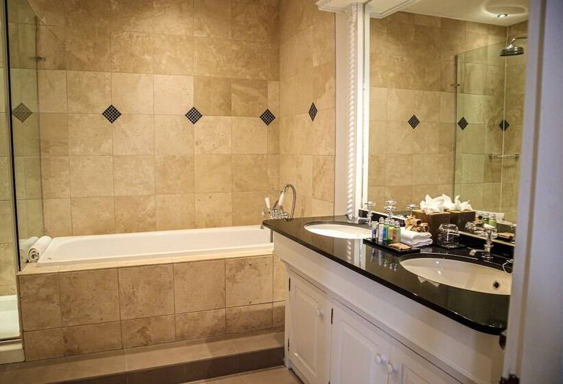 جناح جونيور, Alexander House Hotel & Utopia Spa