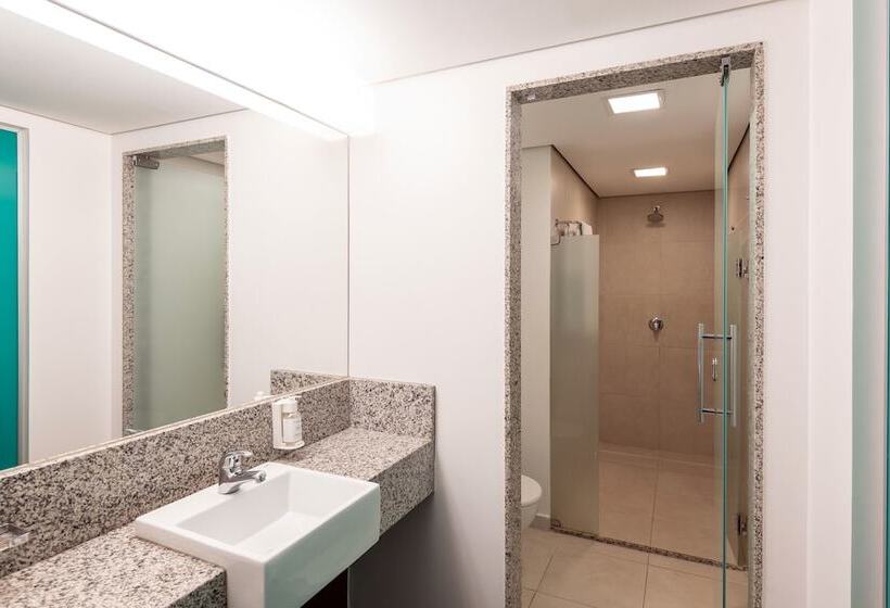 غرفة سوبيريور ثلاثية, Manhattan Plaza