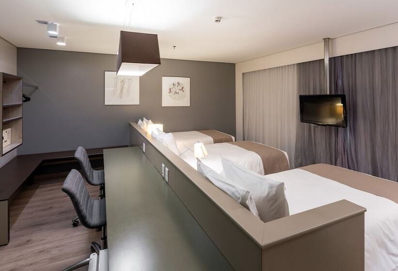 غرفة سوبيريور ثلاثية, Manhattan Plaza