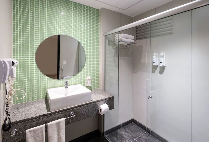 غرفة سوبيريور, Manhattan Plaza