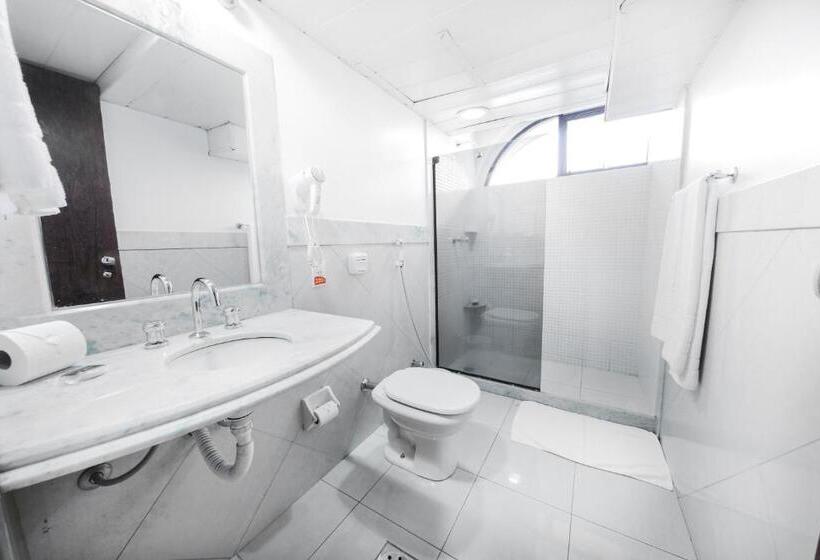 豪华单人间, Phenícia Bittar