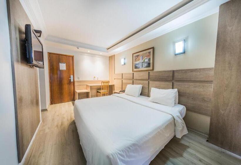 豪华房间, Phenícia Bittar