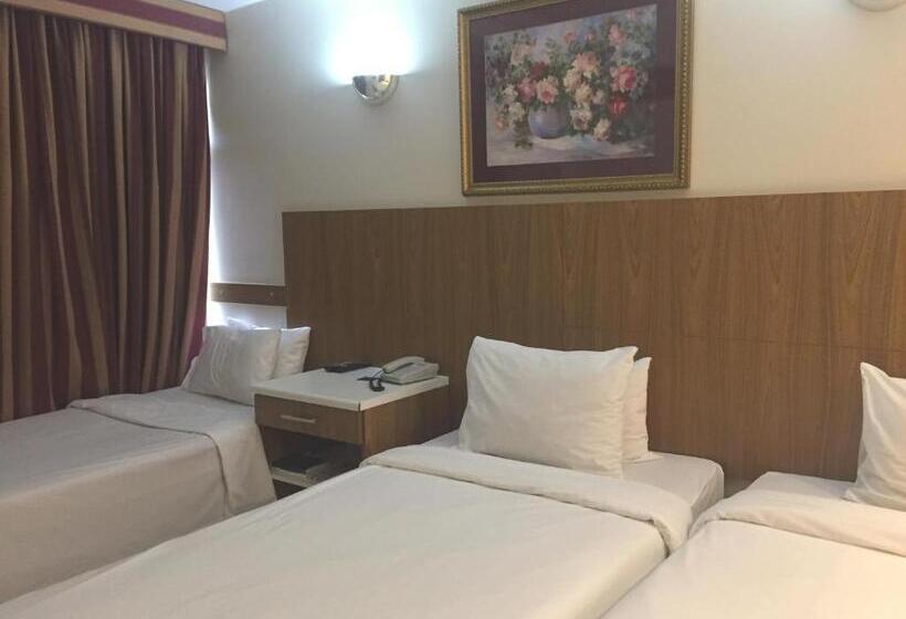 豪华三人间, Phenícia Bittar