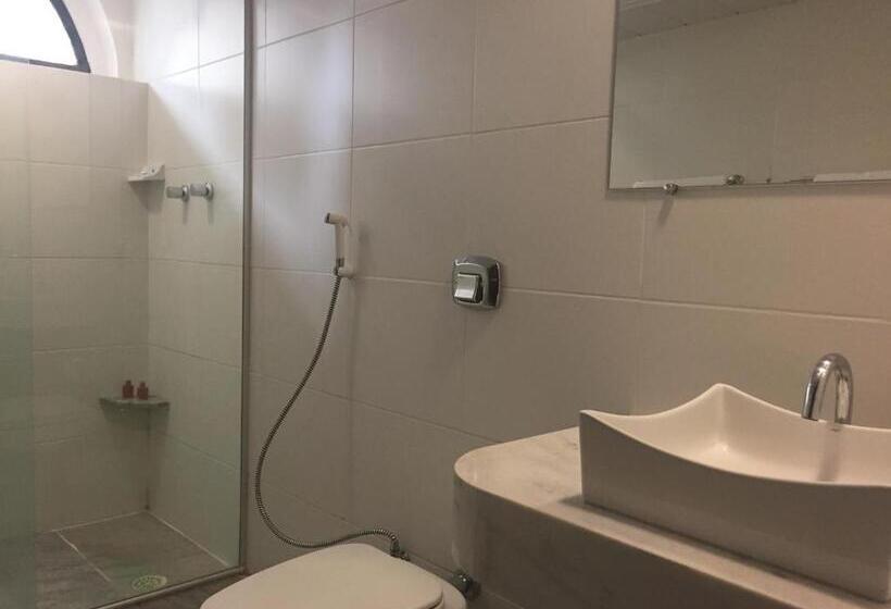 豪华房间, Phenícia Bittar