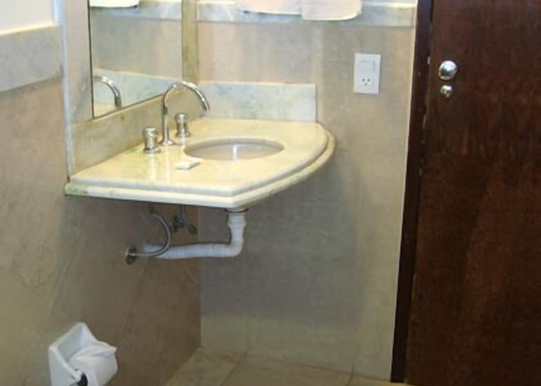 豪华房间, Phenícia Bittar