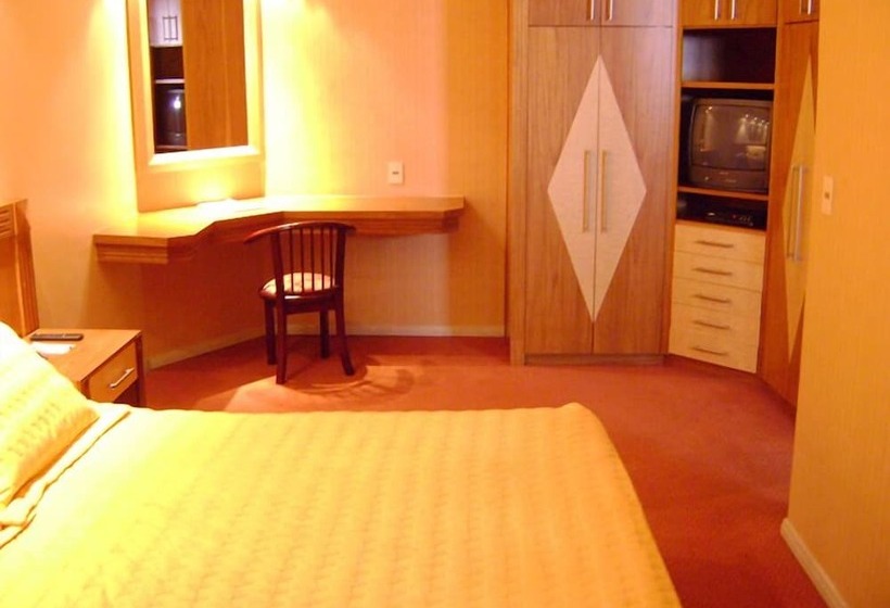 豪华房间, Phenícia Bittar