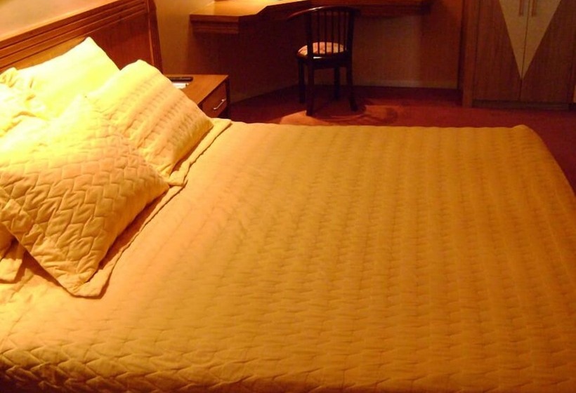 豪华房间, Phenícia Bittar