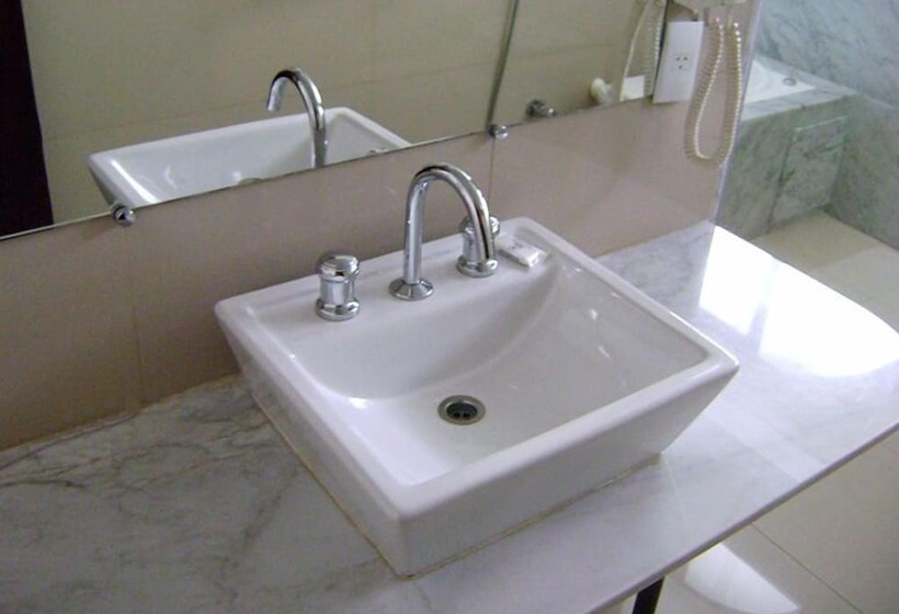 豪华单人间, Phenícia Bittar