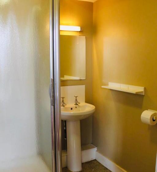 غرفة قياسية ثلاثية, Crown Hotel Brackley