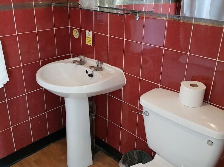 标准三人间, The County