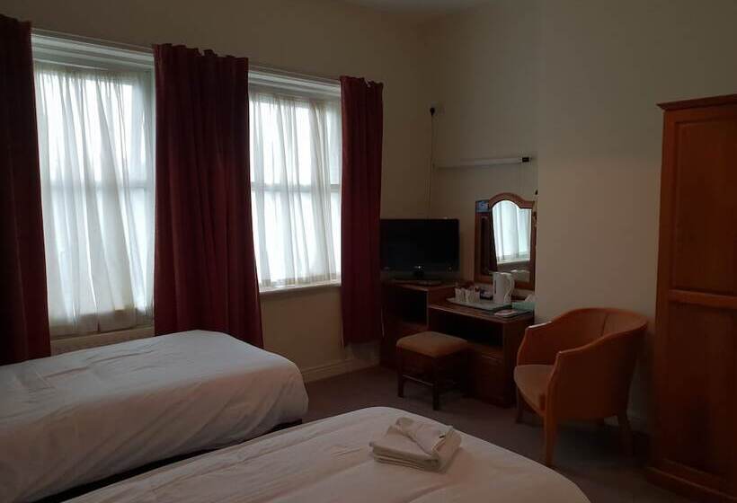 标准三人间, The County