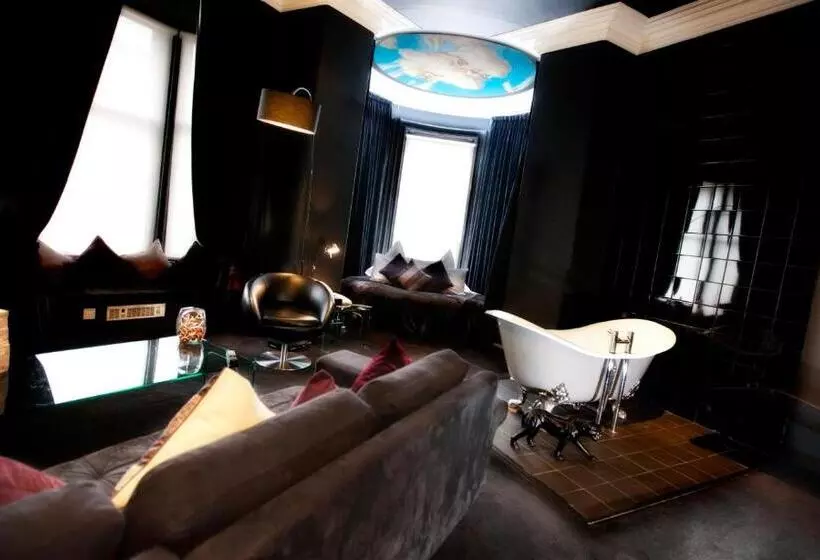 سوئیت با تخت بزرگ, Carmelite Hotel; Bw Signature Collection