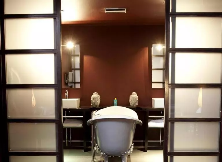 سوئیت با تخت بزرگ, Carmelite Hotel; Bw Signature Collection