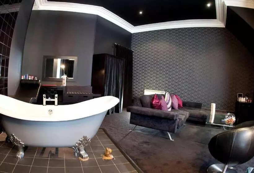 سوئیت با تخت بزرگ, Carmelite Hotel; Bw Signature Collection