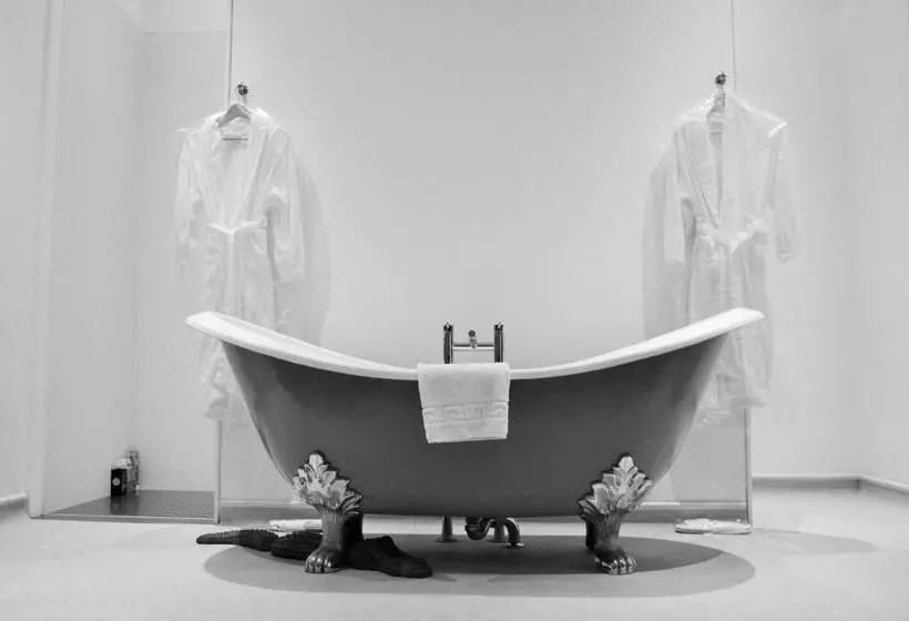 اتاق اجرایی با تخت بزرگ, Carmelite Hotel; Bw Signature Collection
