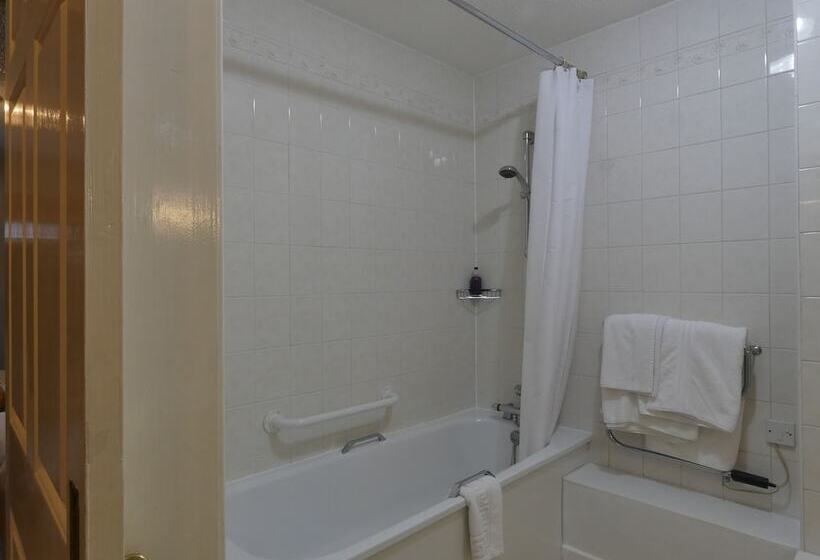 חדר משפחתי, Brook Marston Farm