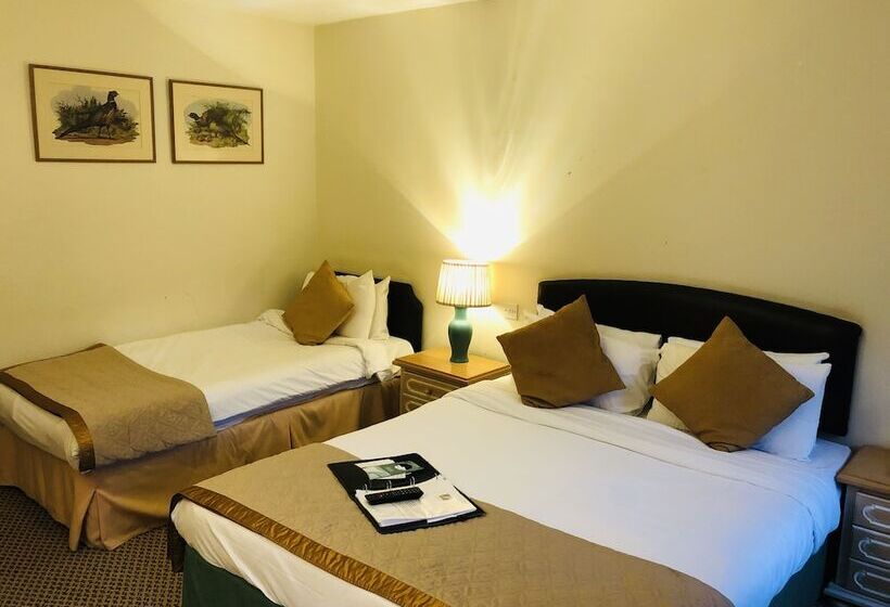 חדר משפחתי, Brook Marston Farm