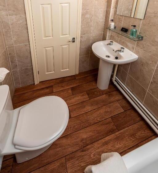 חדר קלאסי לשלושה, Brook Marston Farm