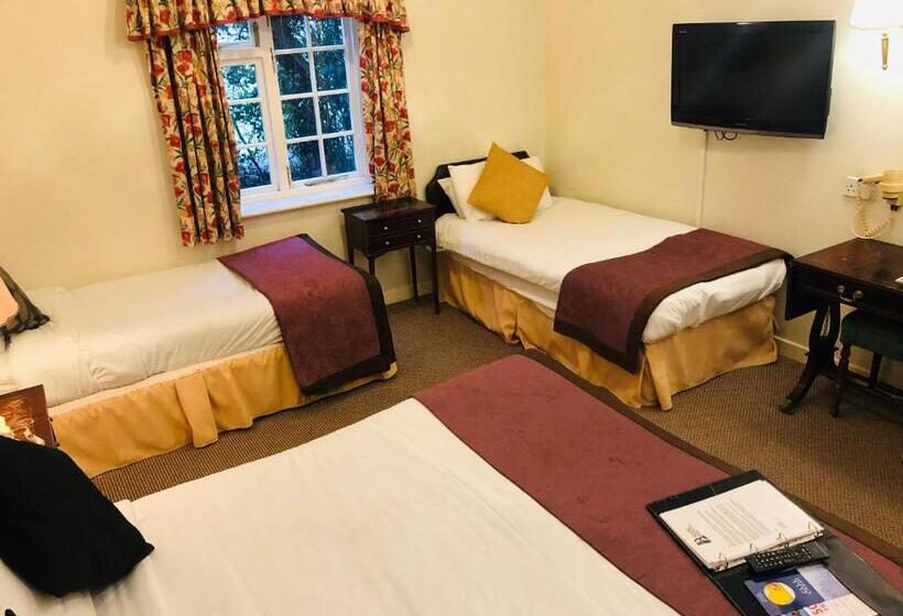 חדר קלאסי לשלושה, Brook Marston Farm