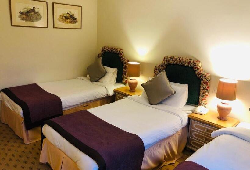 חדר קלאסי לשלושה, Brook Marston Farm