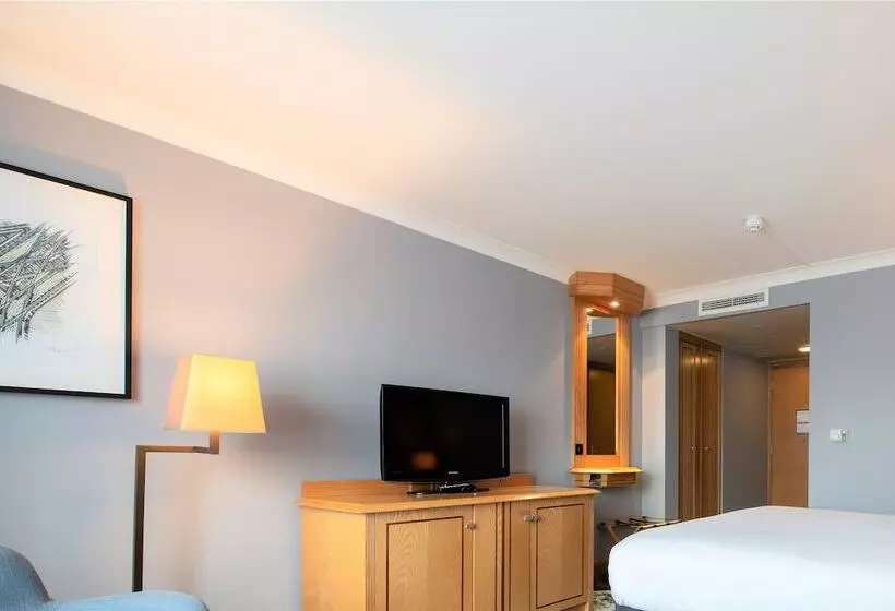 Perhehuone, Doubletree By Hilton Swindon