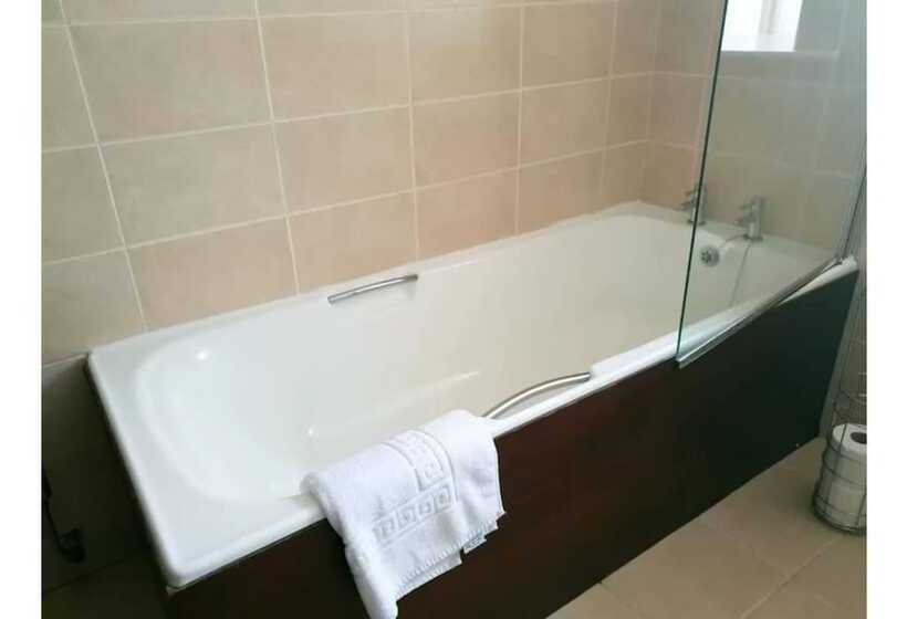 חדר משפחתי, Mansfield House