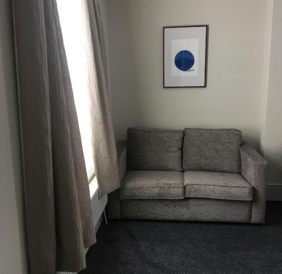 수피리어 패밀리 룸, The Hind