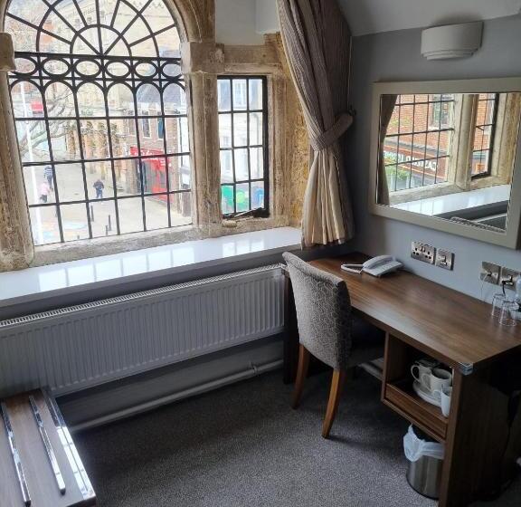 패밀리 스위트, The Hind