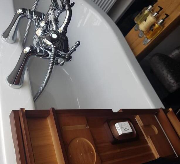 デラックススイート, The Hind