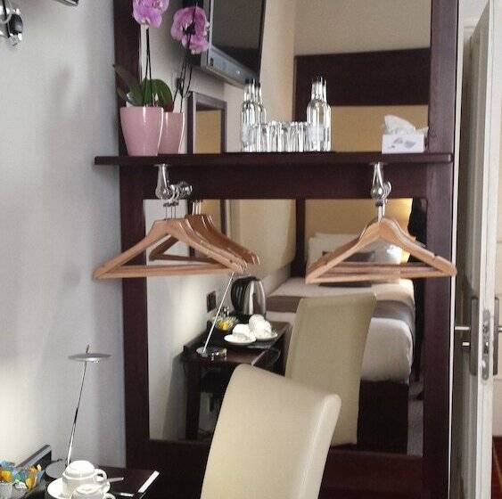 חדר סטנדרט לשלושה, Reem