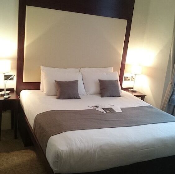 חדר סטנדרט לשלושה, Reem