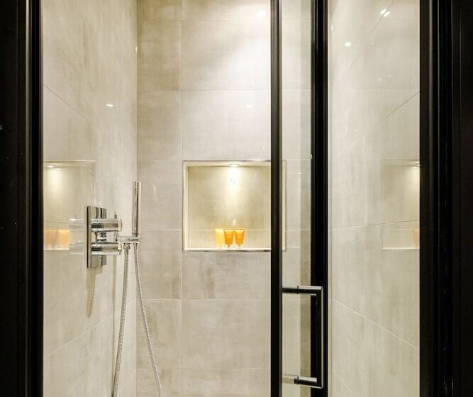 חדר סטנדרט לשלושה, Reem