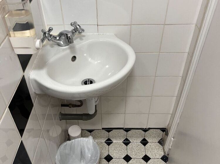 标准三人间, Shakespeare