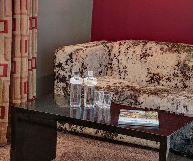 Номер Executive, St James Hotel; Bw Premier Collection