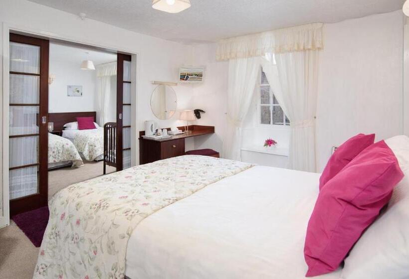 غرفة عائلية, Tankerville Arms