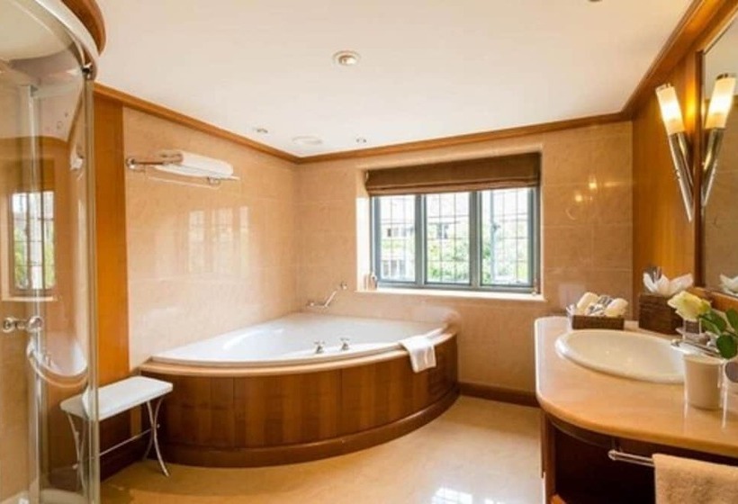 סוויטה דלוקס, Whatley Manor