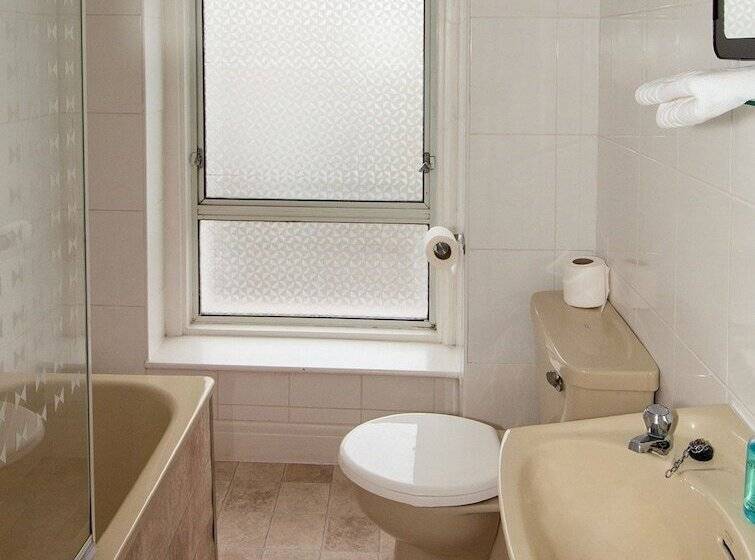 디럭스 트리플 룸, Wynford