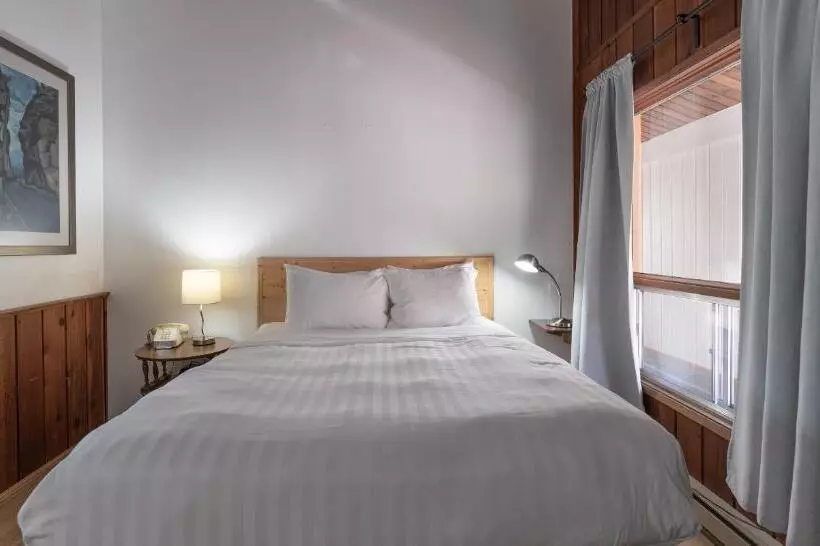 اتاق لوکس, Cedar Motel