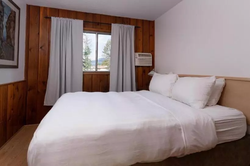 اتاق لوکس, Cedar Motel