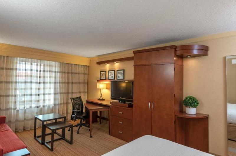 带大床的标准间, Courtyard By Marriott Waterloo St. Jacobs