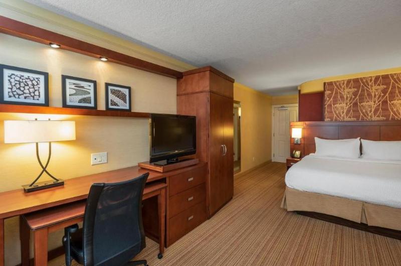 带大床的标准间, Courtyard By Marriott Waterloo St. Jacobs