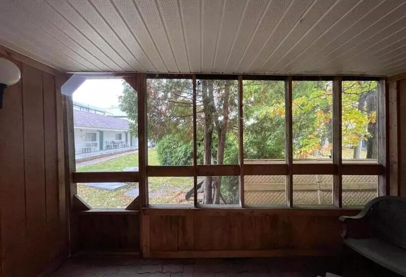 スタンダードインサイドビュールーム, Super 8 By Wyndham Gananoque   Country Squire Resort